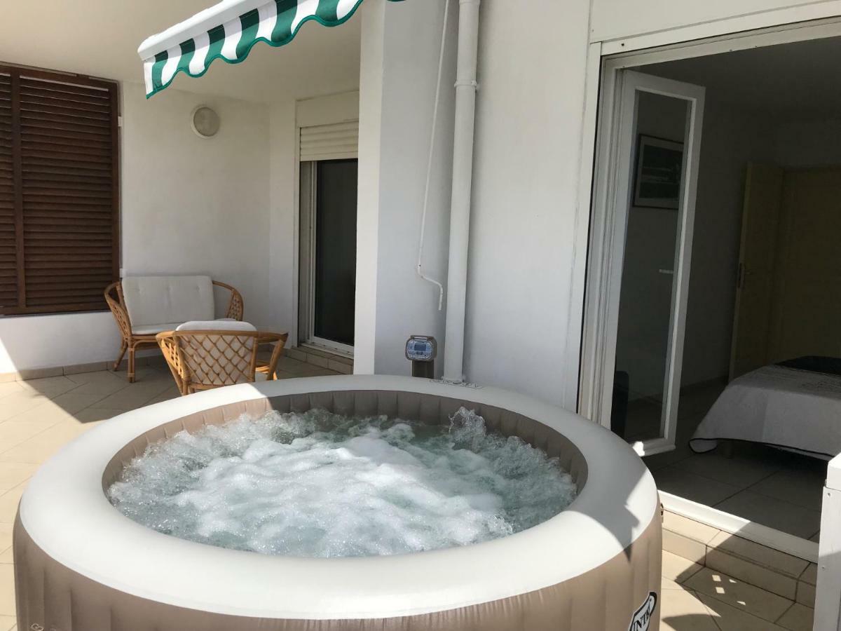Meuble Homard Avec Jacuzzi Et Vue Mer Saint-Gilles-les Bains Bagian luar foto