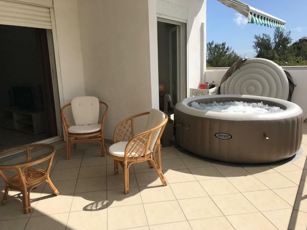 Meuble Homard Avec Jacuzzi Et Vue Mer Saint-Gilles-les Bains Bagian luar foto