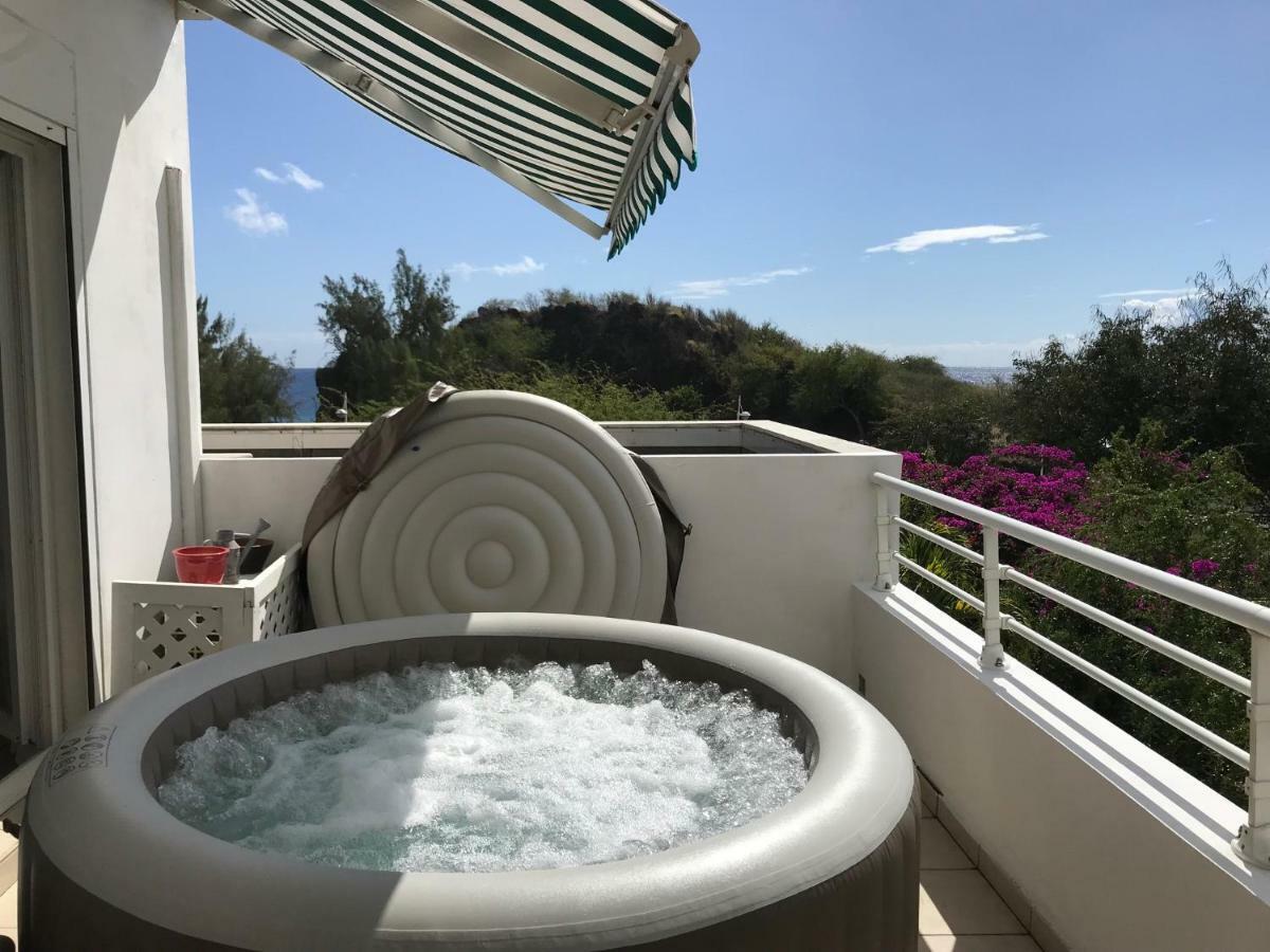 Meuble Homard Avec Jacuzzi Et Vue Mer Saint-Gilles-les Bains Bagian luar foto